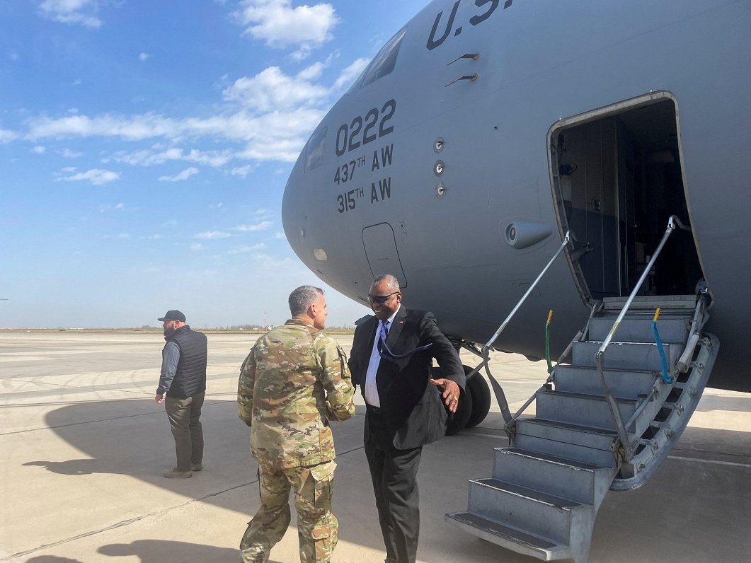 ASV aizsardzības ministrs Loids Ostins (no labās) ieradies Irākā