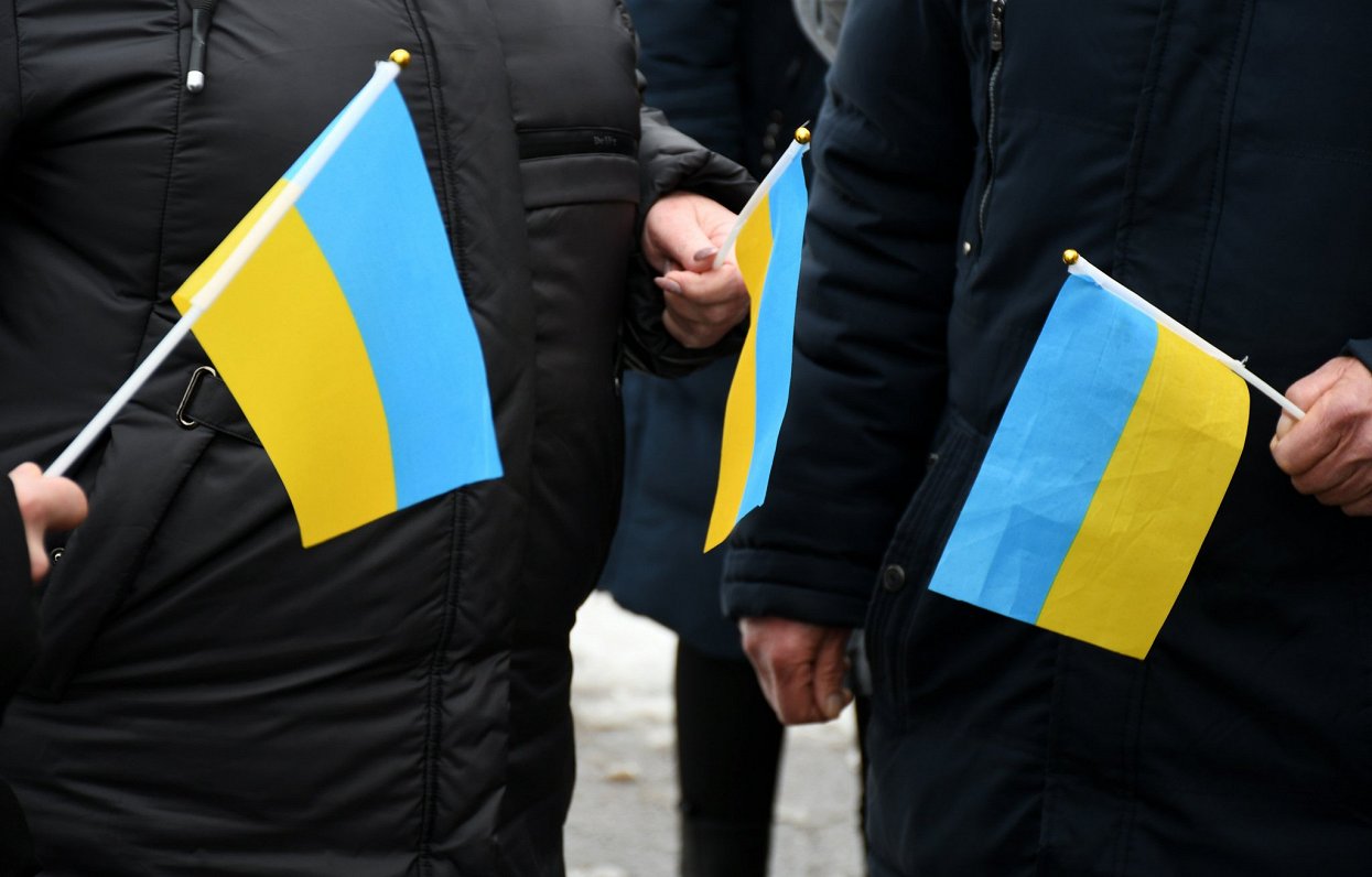 Cilvēki ar Ukrainas karodziņiem