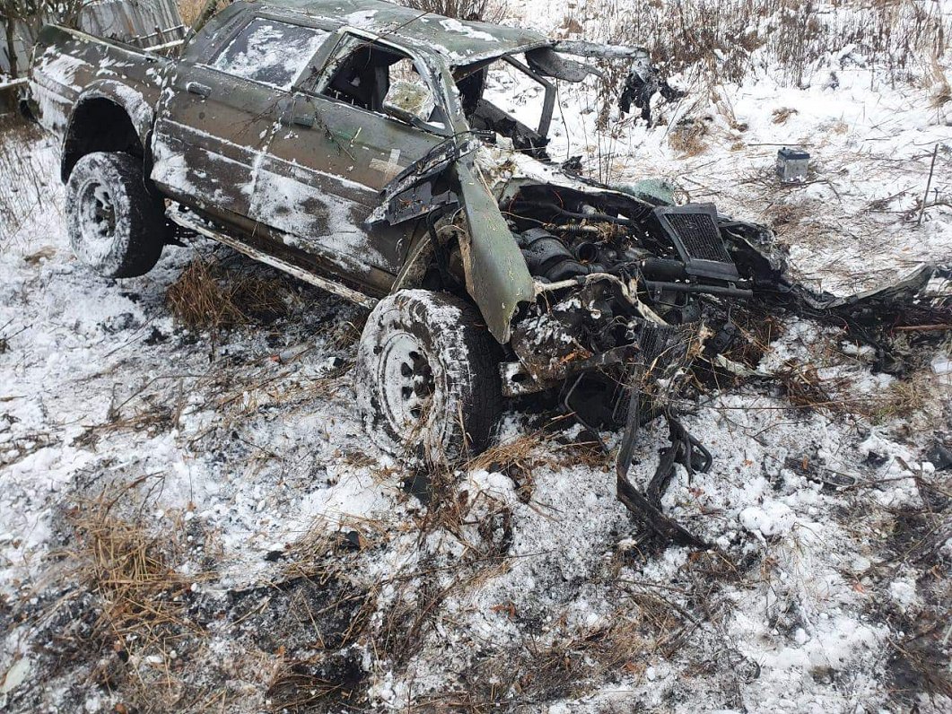 Ukrainas frontē iznīcināta automašīna
