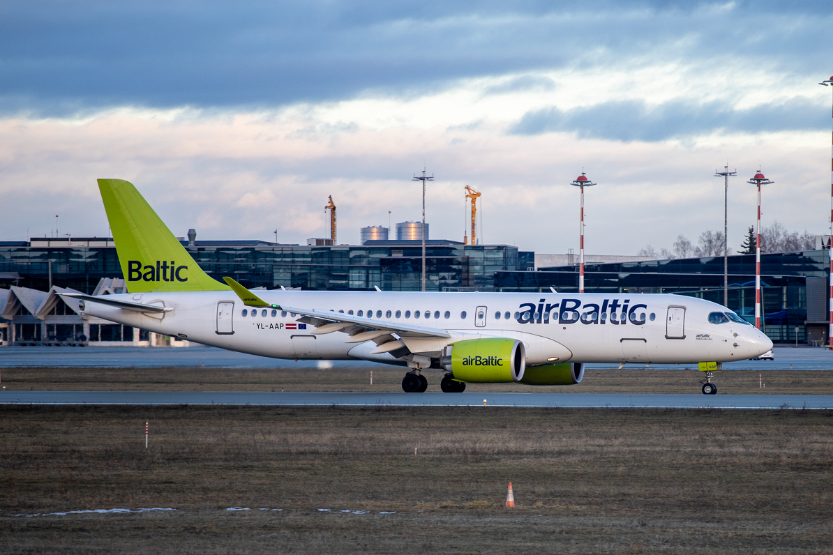 &quot;airBaltic&quot; lidmašīna &quot;YL-AAP&quot; lidostā &quot;Rīga&quot; 2022. gada nogalē