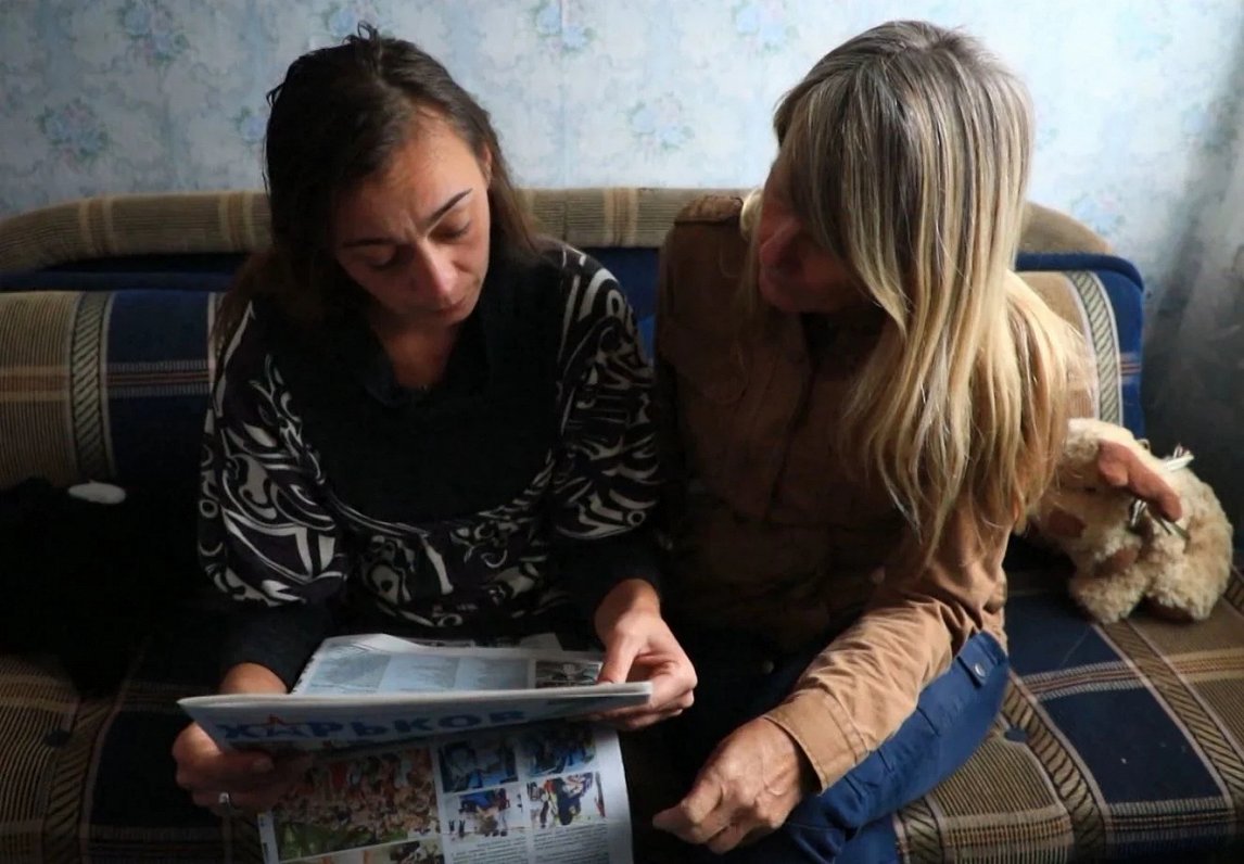 Francijas sabiedriskās televīzijas žurnāliste Anjēze Vahramjana ar ukraiņu mātēm, kas savus bērnus n...