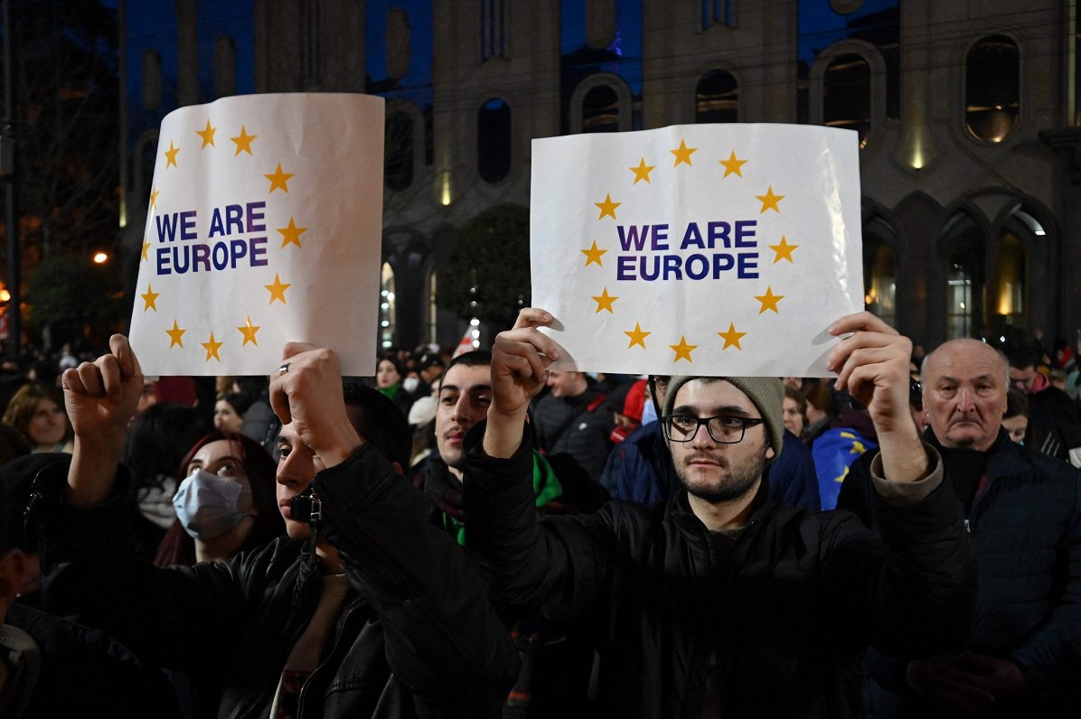 Protesta akcijas dalībnieki Gruzijas galvaspilsētā Tbilisi ar plakātu &quot;Mēs esam Eiropa&quot; (a...