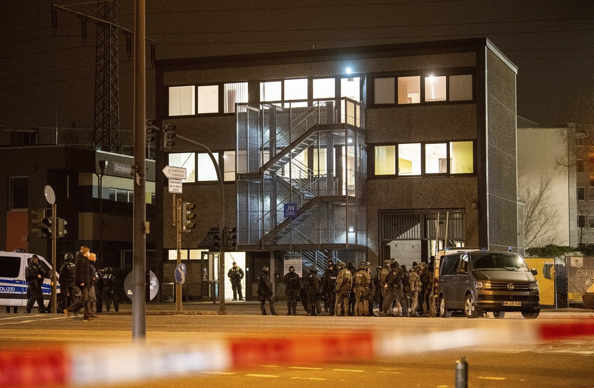 Hamburgā bruņoti policisti pie apšaudes vietas, 09.03.2023.