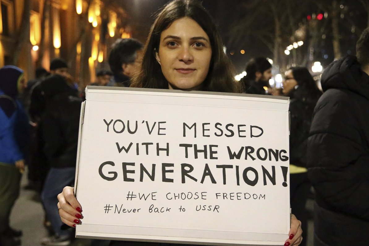 Protesta akcijas dalībniece ar plakātu &quot;Jūs nokaitinājāt neīsto paaudzi! Mēs izvēlamies brīvību...