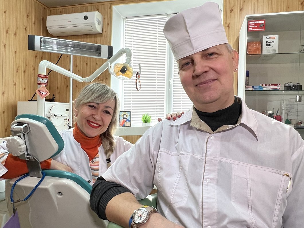 Ukrainas pilsētas Kramatorskas zobārstniecības kabinetā saimnieko zobārsts Tarass ar sievu Tatjanu