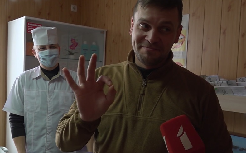 Ukrainas armijas karavīrs ar segvārdu &quot;Svjats&quot; ir ļoti apmierināts ar zobārsta pakalpojumi...