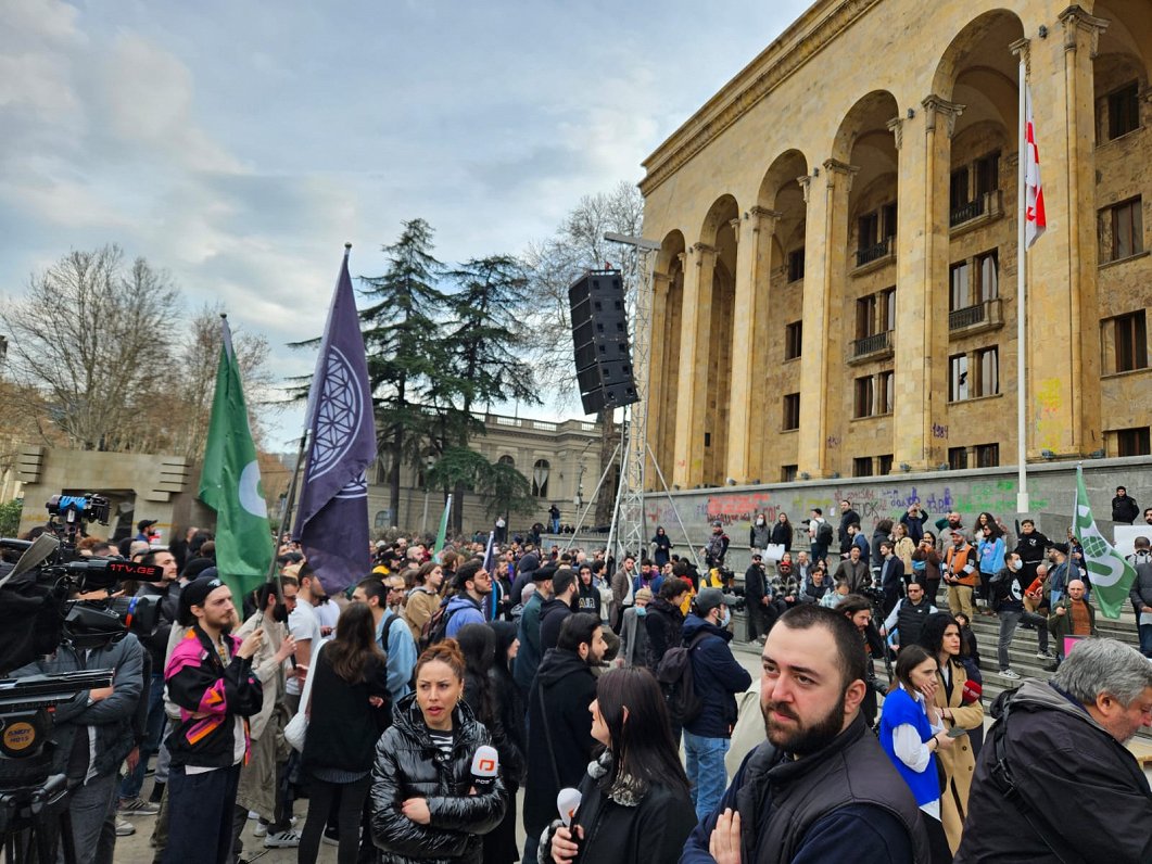 Gruzijā protestē pret obligāto militāro dienestu