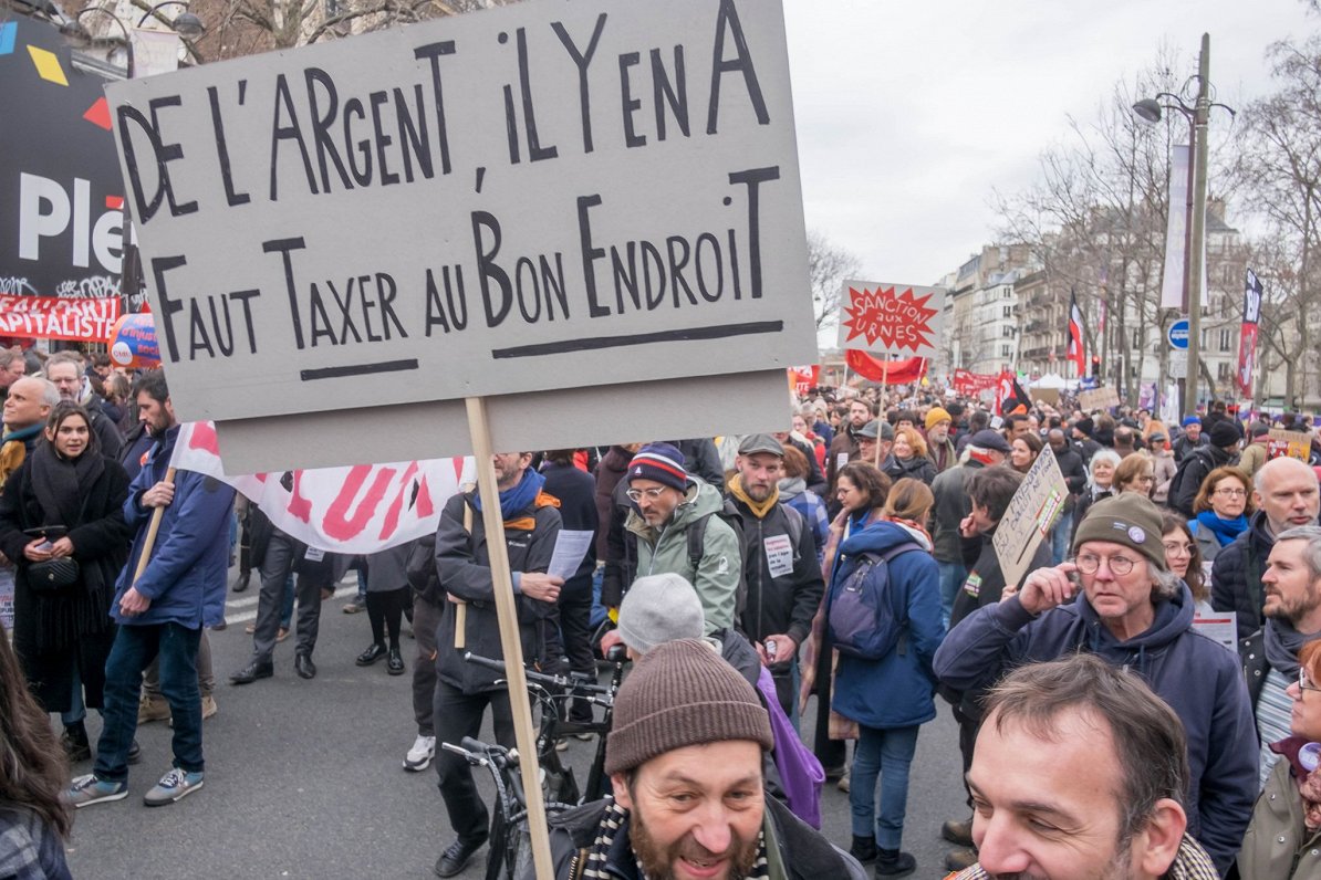 Parīzē protestē pret iecerēto pensiju reformu (11.03.2023.)