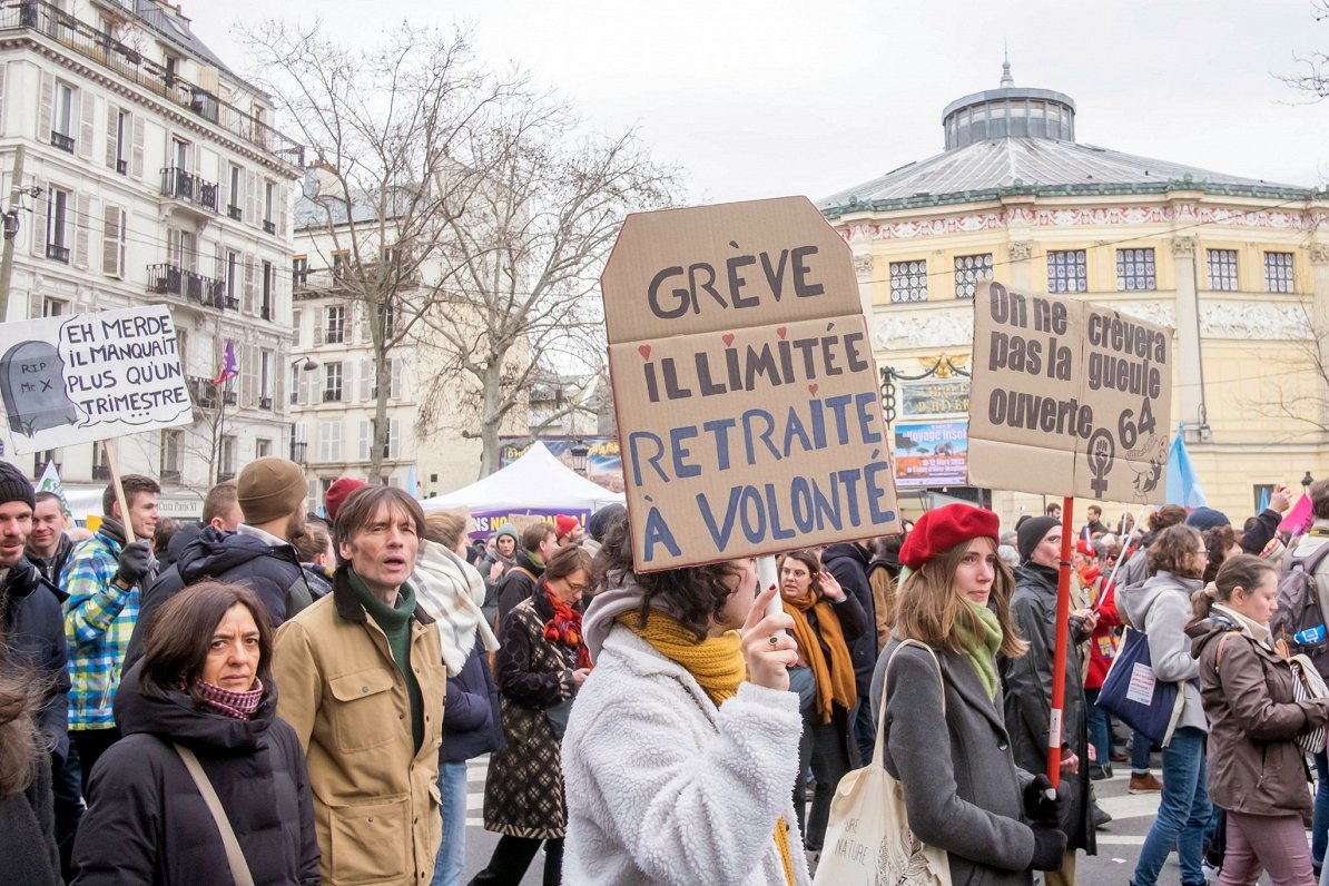 Parīzē protestē pret iecerēto pensiju reformu (11.03.2023.)