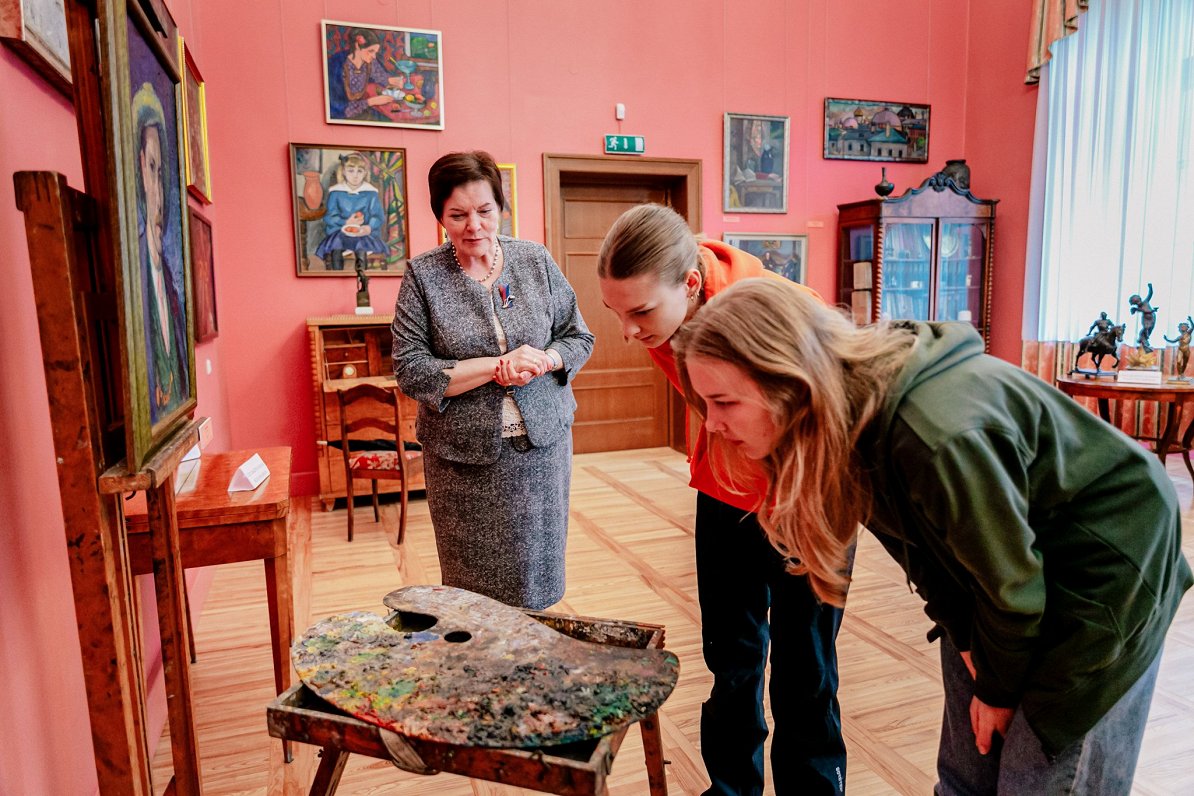 Jelgavas Vēstures un mākslas muzeja direktores vietniece Marija Kaupere iepazīstina Helēnu un Elīnu...