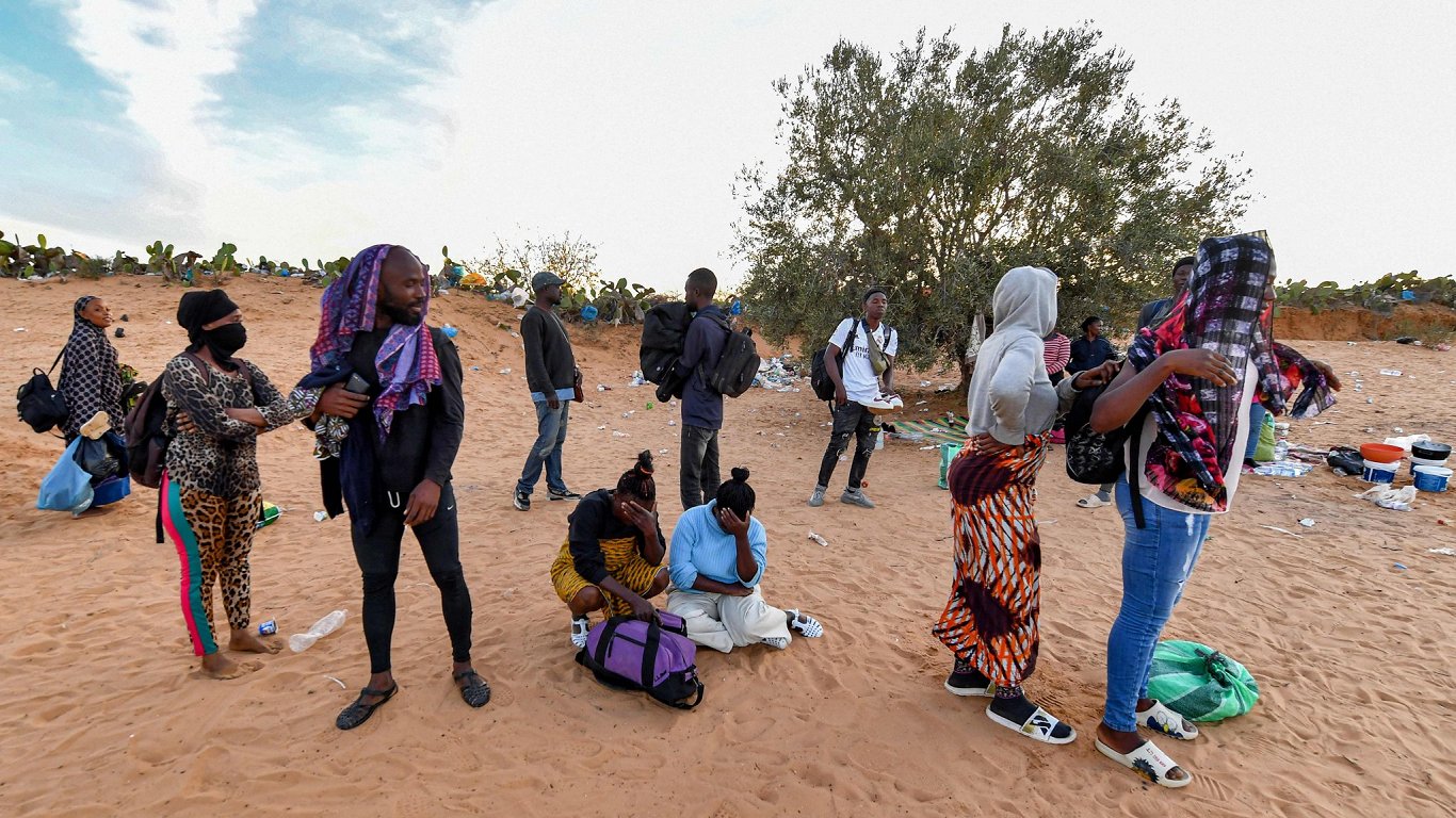 Tunisijas piekrastē migranti gaida iespēju šķērsot Vidusjūru, lai nelegāli iekļūtu Eiropā