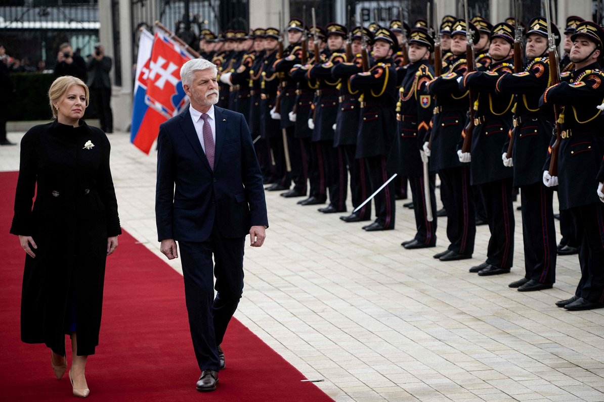 Čehijas prezidents Petrs Pavels vizītē Bratislavā tiekas ar Slovākijas prezidenti Zuzanu Čaputovu