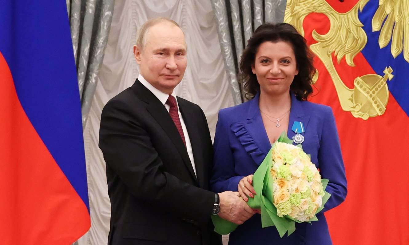 Krievijas prezidents Vladimirs Putins ar Kremļa propagandas sludinātāju Margaritu Simonjanu