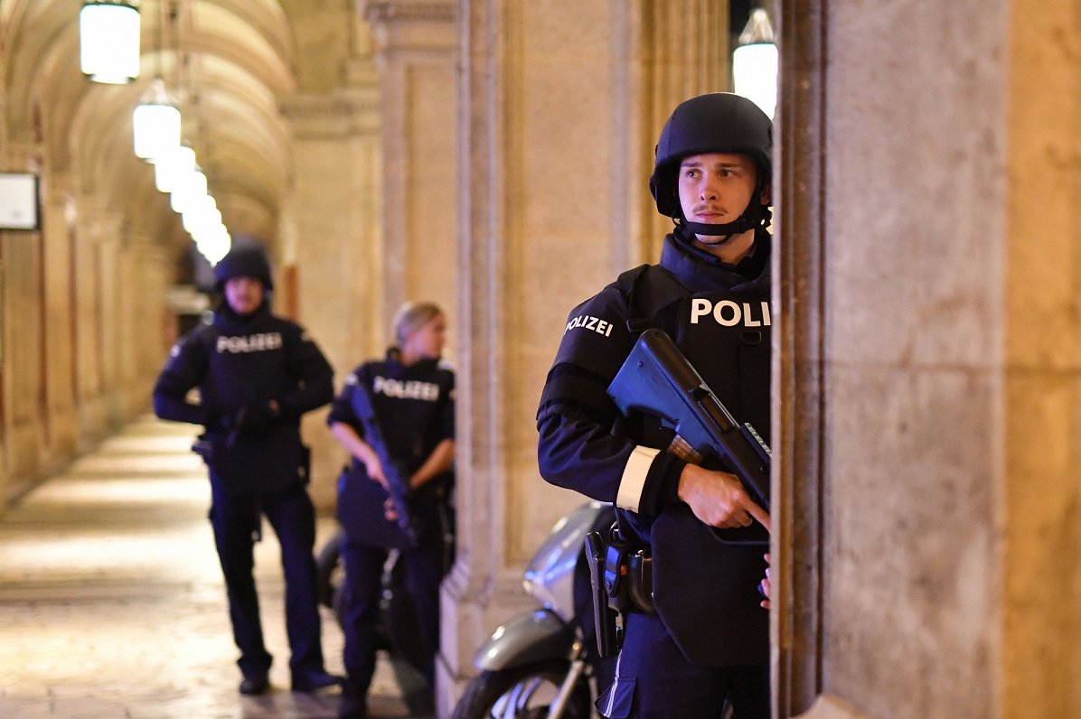 Bruņoti policisti patrulē Austrijas galvaspilsētā Vīnē