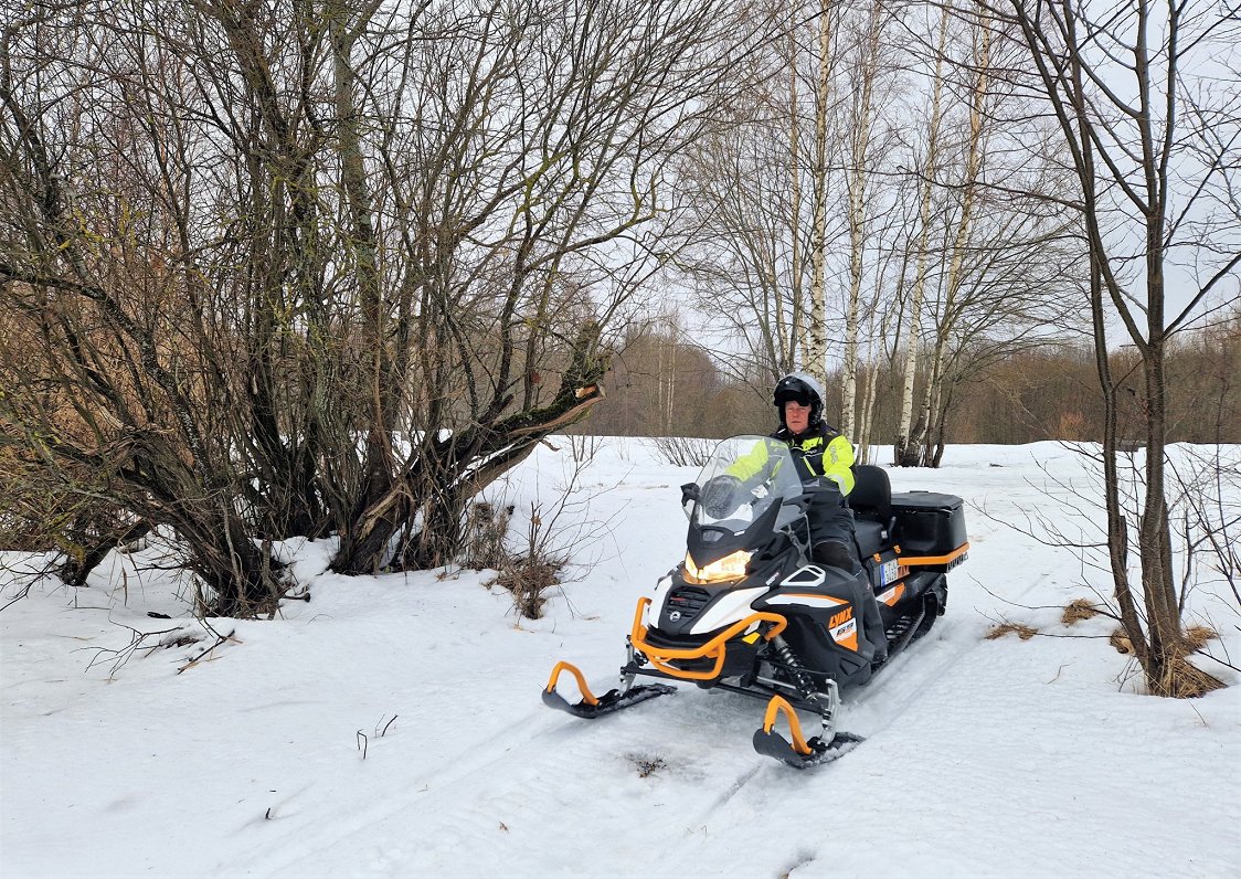 Sniega motocikls pie ezera