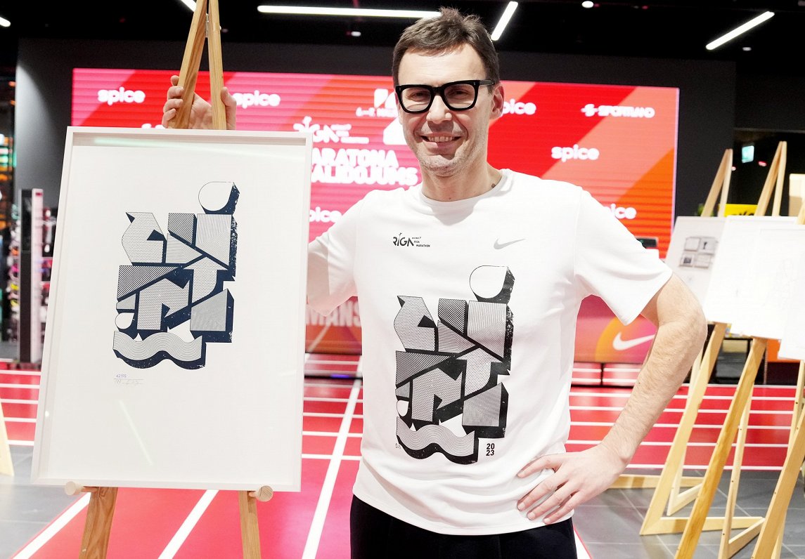 &quot;Rimi&quot; Rīgas maratona direktors Aigars Nords ar oficiālo maratona kreklu