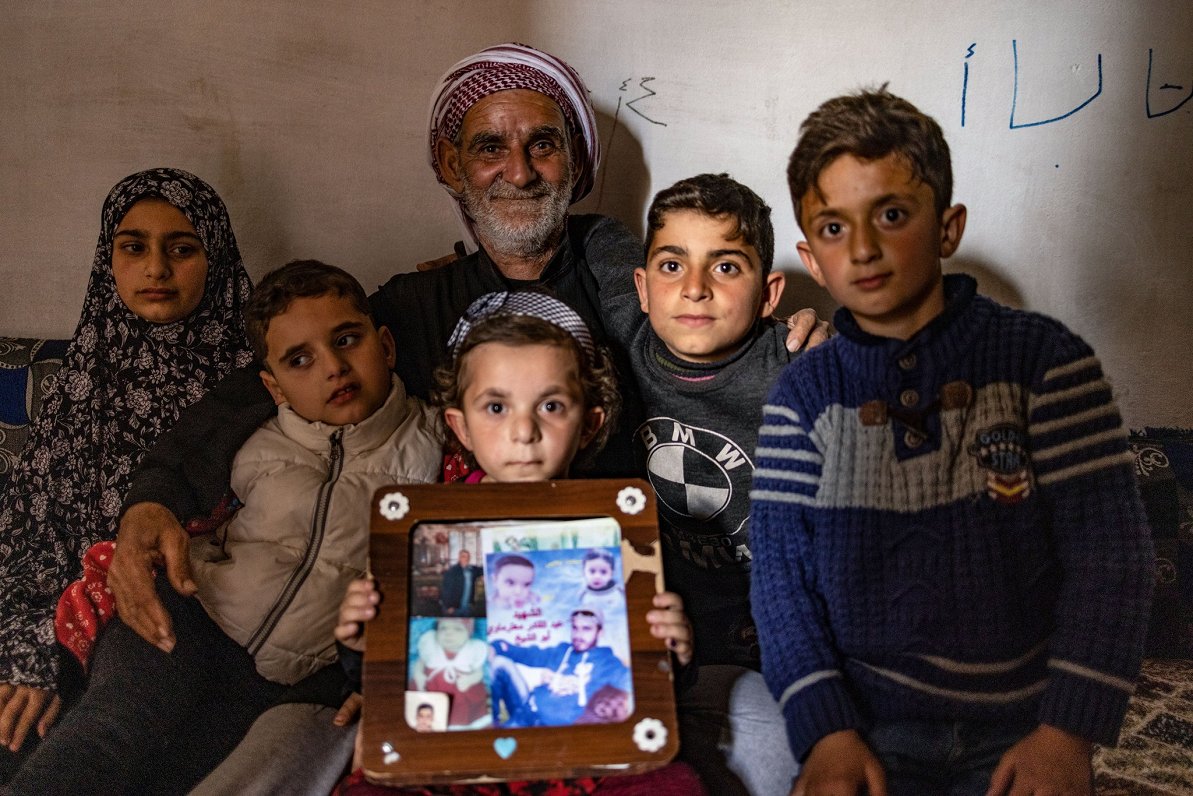 63 gadus vecais Sīrijas iedzīvotājs Muhammeds el Šeihs karā zaudējis divus dēlus, kuru bērni ir kļuv...