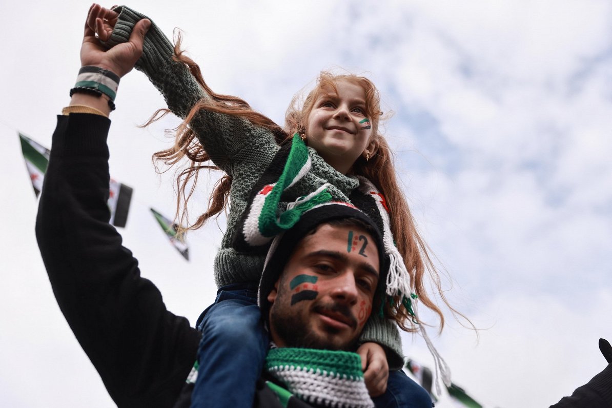Sīrijas pilsētā Idlibā cilvēki atzīmē 12. gadadienu, kopš sākās pret Sīrijas valdību vērstie protest...