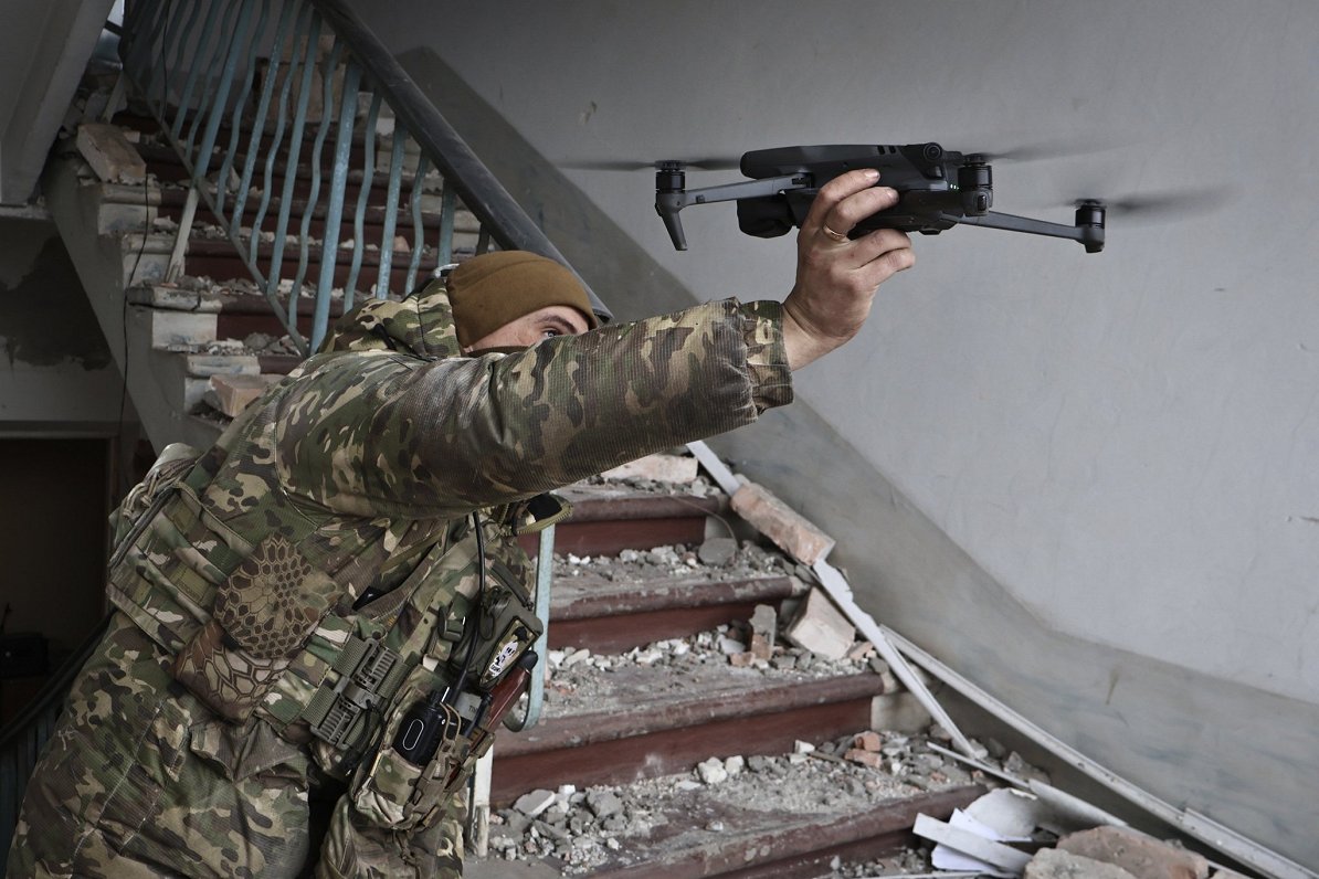 Ukrainas armijas karavīrs palaiž dronu Bahmutā