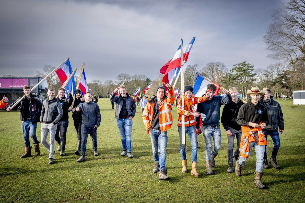 Nīderlandes zemnieki protestē pret valdības plāniem samazināt slāpekļa emisijas, kas varētu novest p...