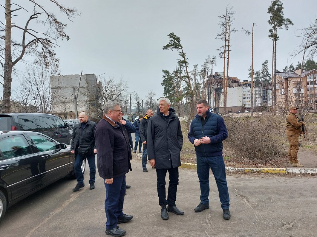 Latvijas premjers Krišjānis Kariņš apmeklējis Bučas un Irpiņas pilsētas Ukrainā, kur Krievija pastrā...