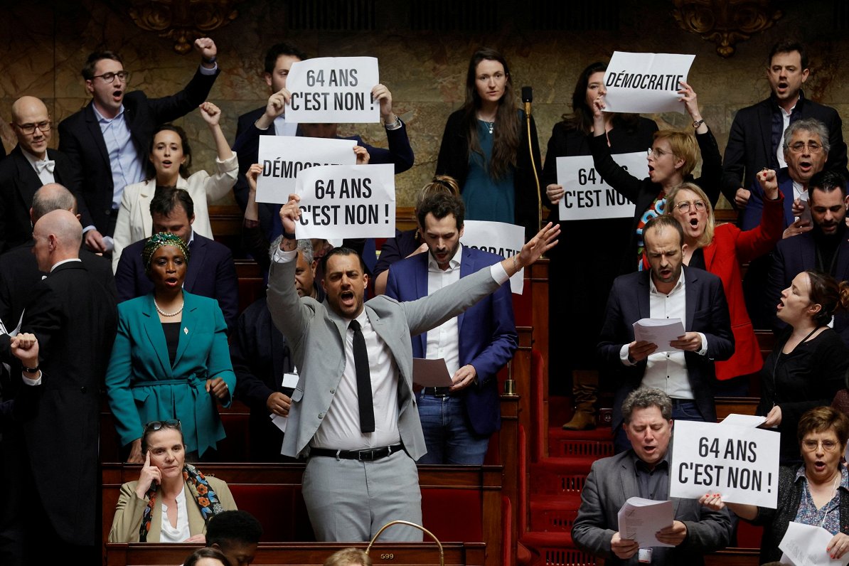 Francijas parlamenta deputāti protestē pret valdības plānu paaugstināt pensionēšanās vecumu līdz 64...