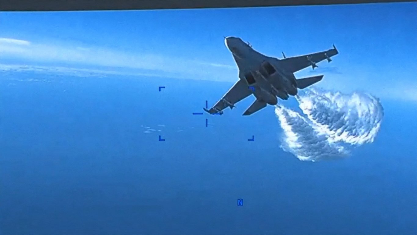 Krievijas kara lidmašīna &quot;Su-27&quot;, izlejot degvielu, mēģina sabojāt ASV militāro dronu. Sab...