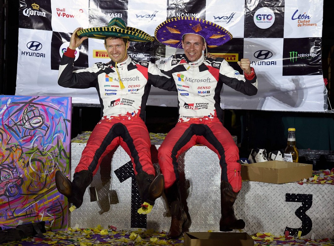 Sebastjens Ožjē (pa kreisi) ar savu stūrmani pēc uzvaras 2020. gada Meksikas WRC posmā