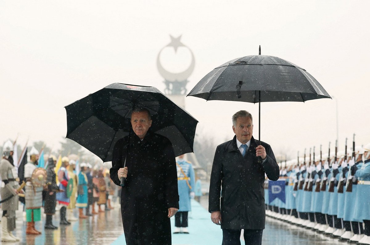 Turcijas prezidents Redžeps Tajips Erdogans (no kreisās) ar Somijas prezidentu Sauli Nīnisti, kurš n...