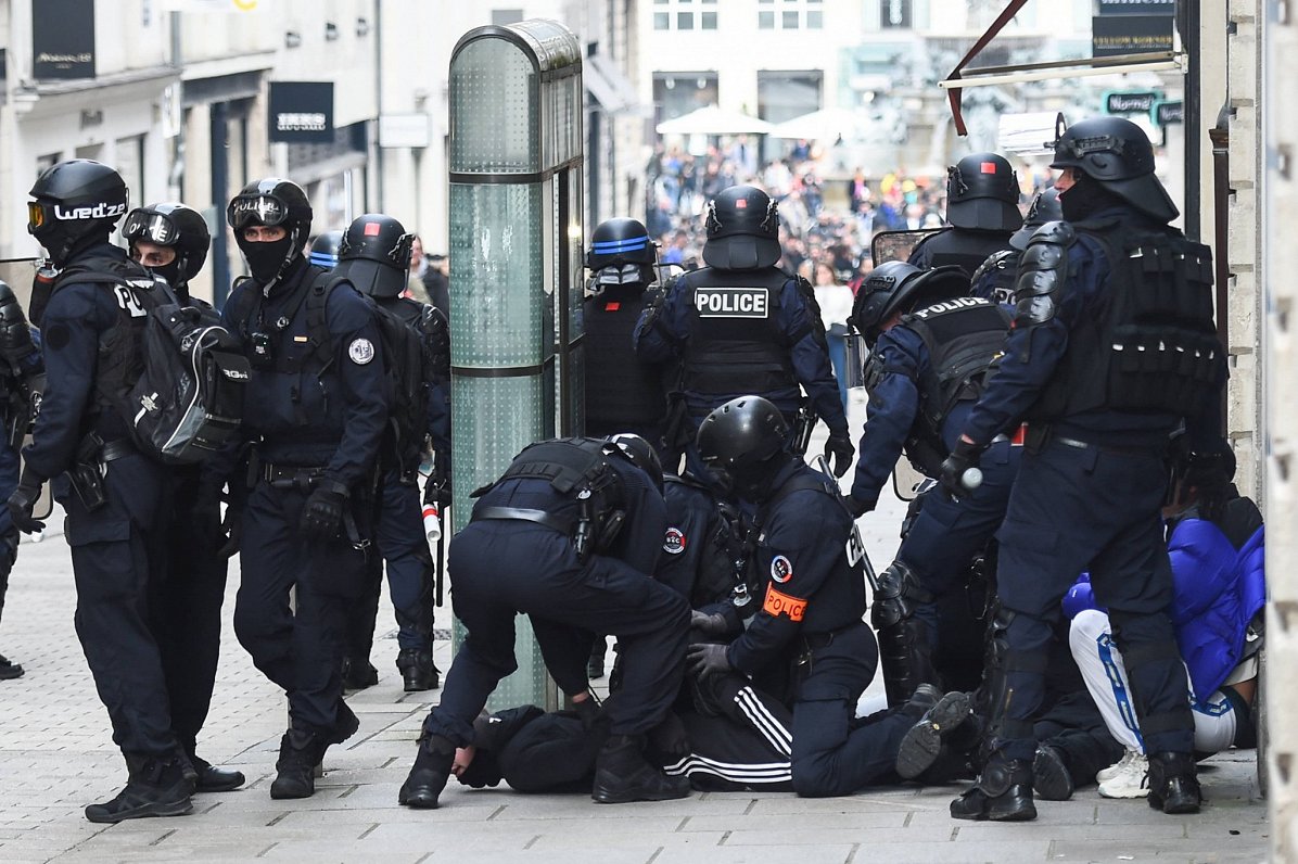 Policija aiztur protestētājus Nantē