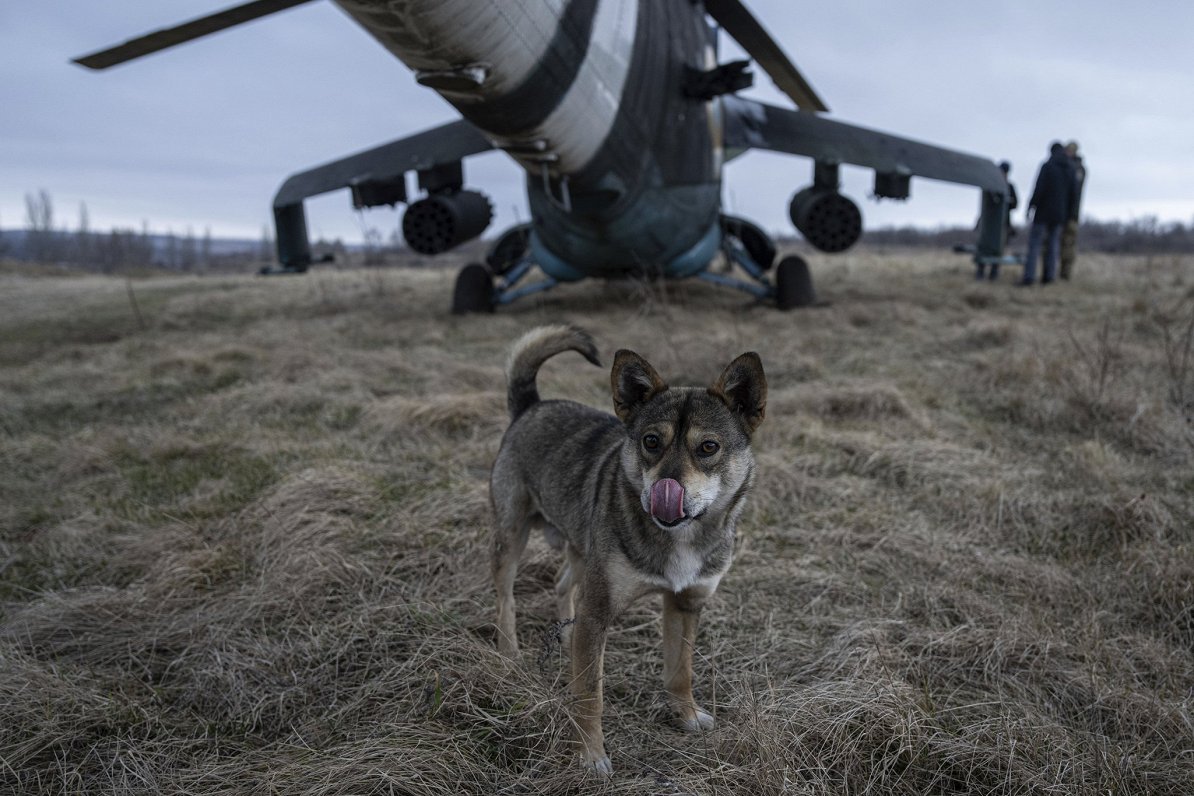 Suns pie Ukrainas armijas MI-24 helikoptera Doneckas reģionā
