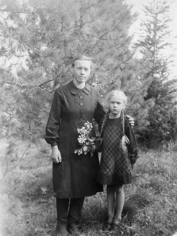 Elza Jansone ar meitu Maldu nometinājuma vietā Molčanovas rajona Madugas sādžā 1952. gada augustā.