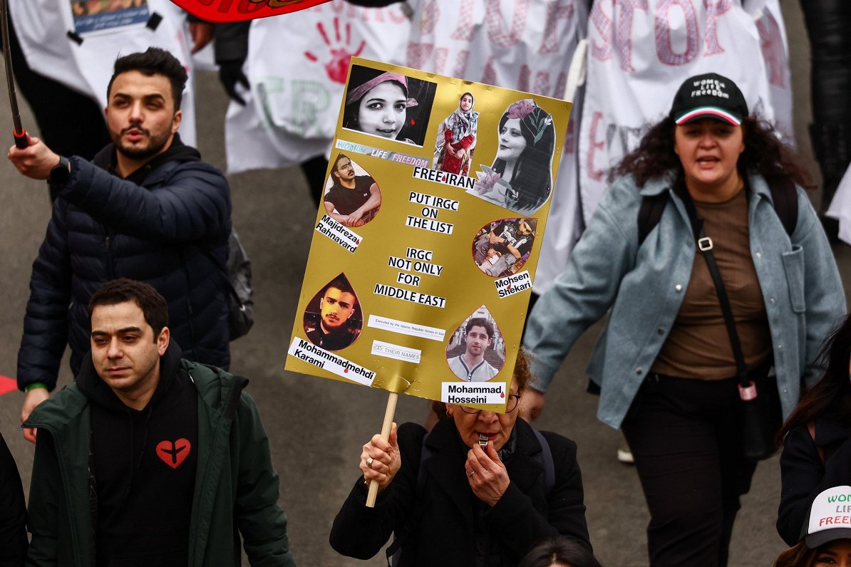Demonstrācijas dalībnieki Briselē aicina pasludināt Irānas Revolucionārās gvardes korpusu par terori...