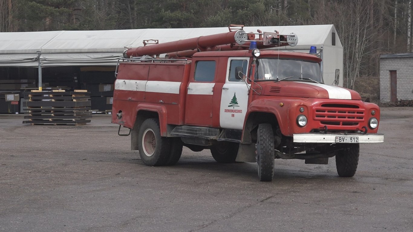 Dienvidkurzemes novada brīvprātīgie ugunsdzēsēji saņem dāvinājumā ugunsdzēsēju auto