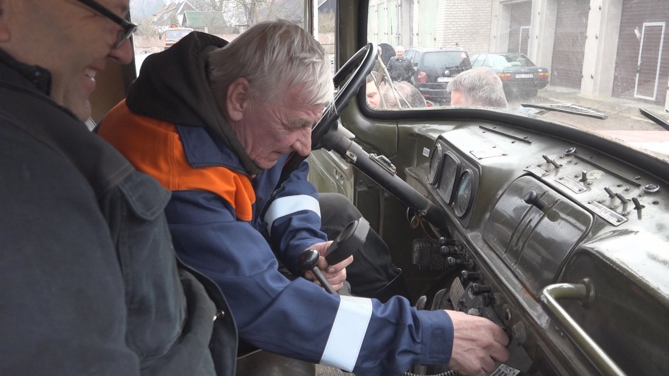 Dienvidkurzemes novada brīvprātīgie ugunsdzēsēji saņem dāvinājumā ugunsdzēsēju auto