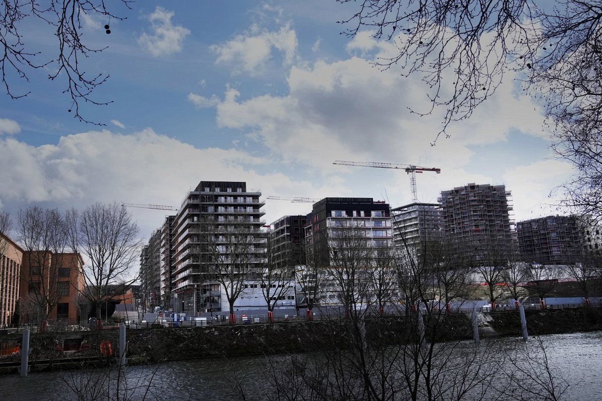 Sendenī pie Sēnas upes 2023. gada martā būvē Parīzes olimpisko spēļu ciematu