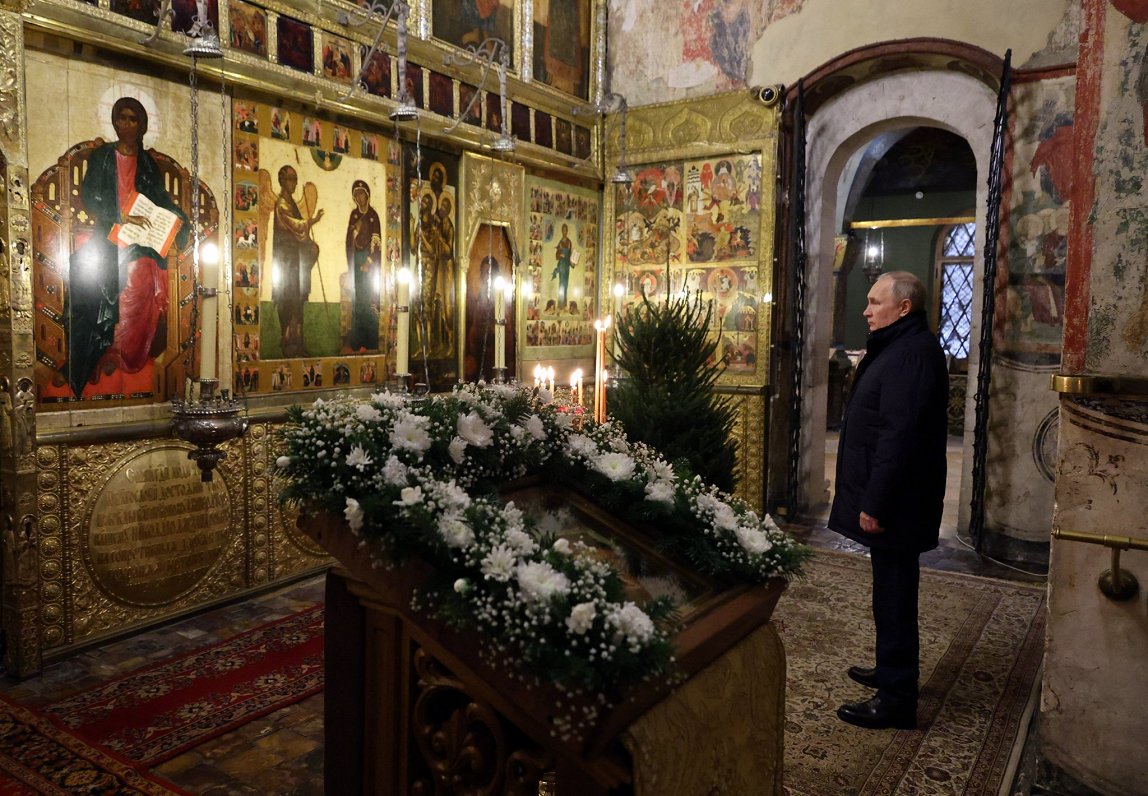 Putins vienatnē apmeklē pareizticīgo Ziemassvētku dievkalpojumu baznīcā, 2023. gada janvāris