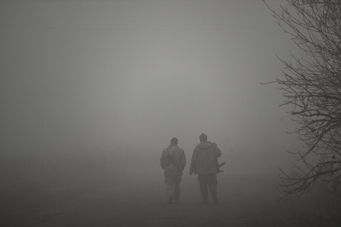 Ukrainas armijas karavīri miglā pie Časivjaras