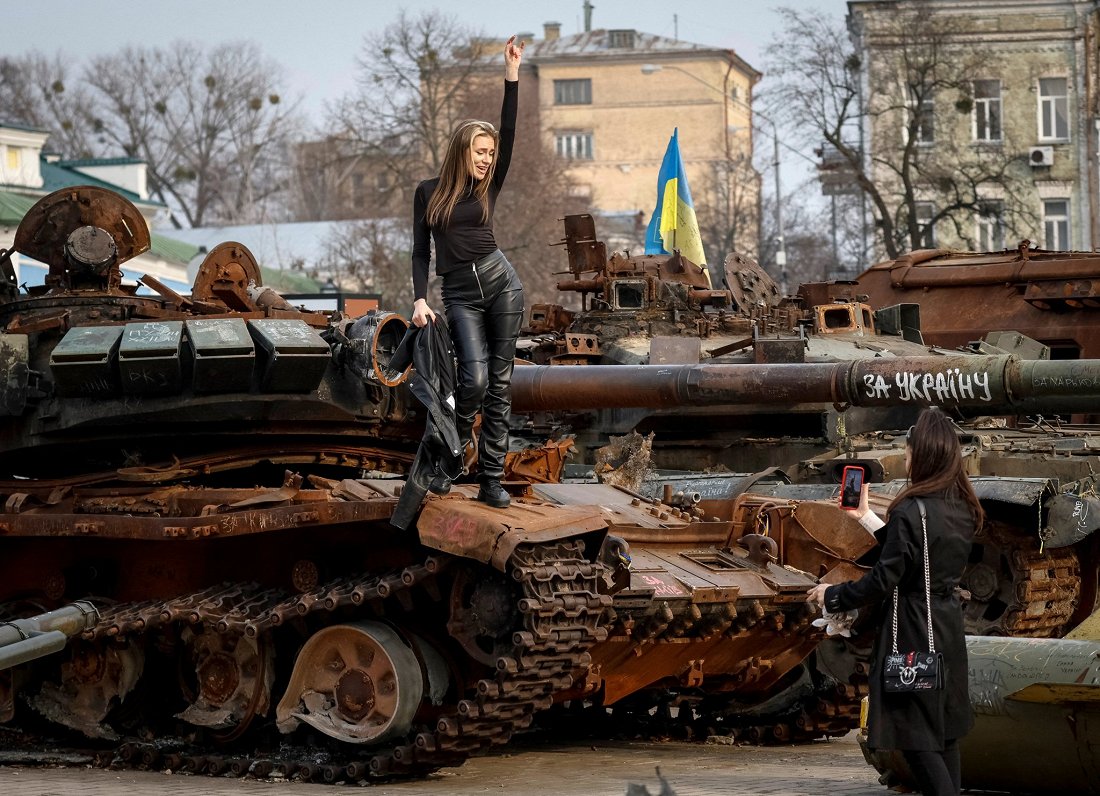 Sievietes pie iznīcinātiem Krievijas armijas tankiem Kijivā