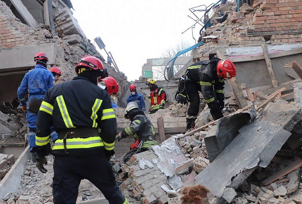 Ukrainas pilsētā Ržiščivā glābēji pārmeklē Krievijas uzbrukumā izpostītās ēkas gruvešus