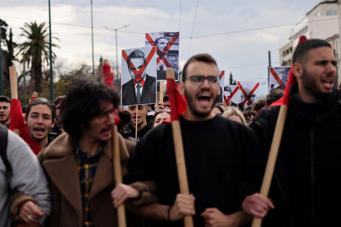 Grieķijā protestētāji vēršas pret premjera Kiriaka Micotaka valdību