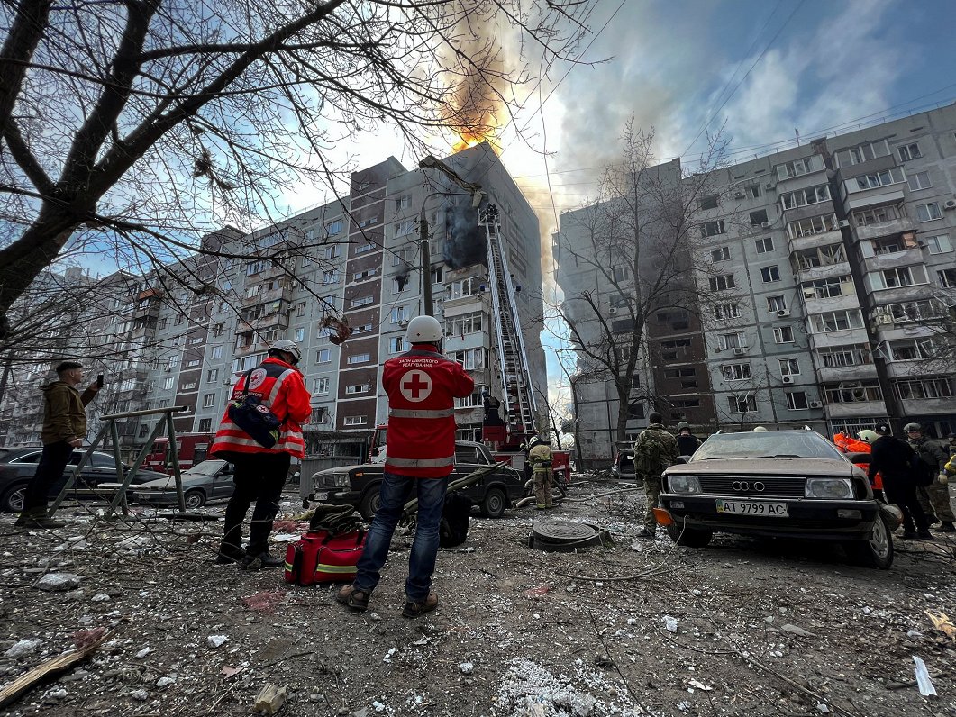 Ukrainas pilsētā Zaporižjā raķetes triecienā nodarīti postījumi daudzdzīvokļu namā
