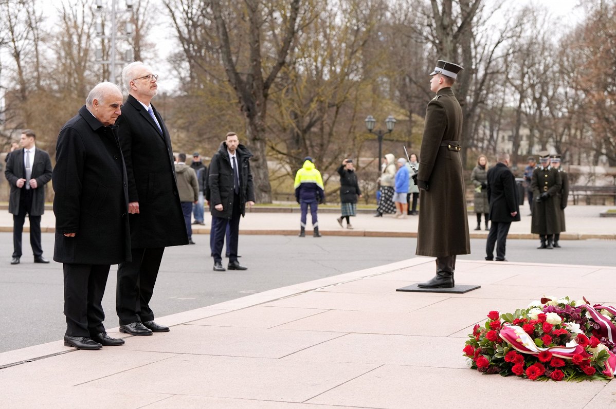 Президенты Латвии и Мальты возлагают цветы к памятнику Свободы