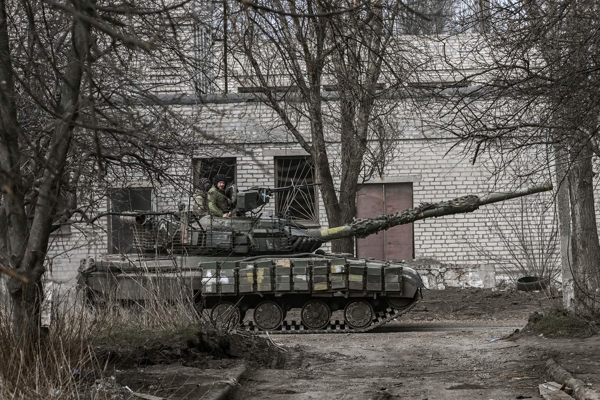 Ukrainas armijas tanks dodas Bahmutas virzienā