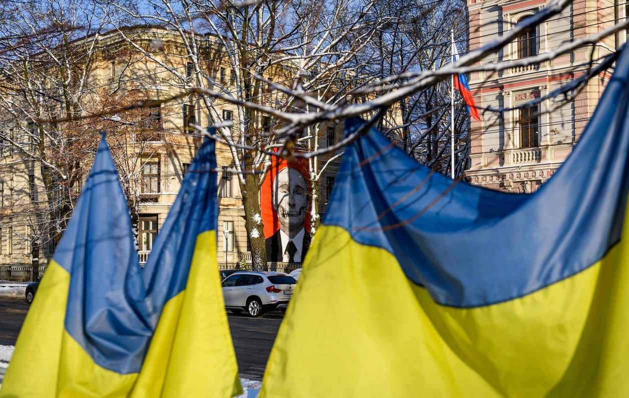 Ukrainas karogi un Putina plakāts. Attēls ilustratīvs.