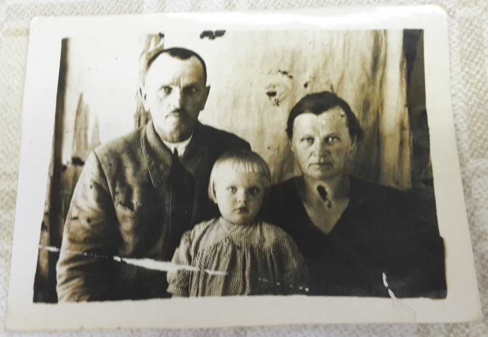 Отец и мать Ядвиги Расначи с младшей сестрой, родившейся в Сибири.