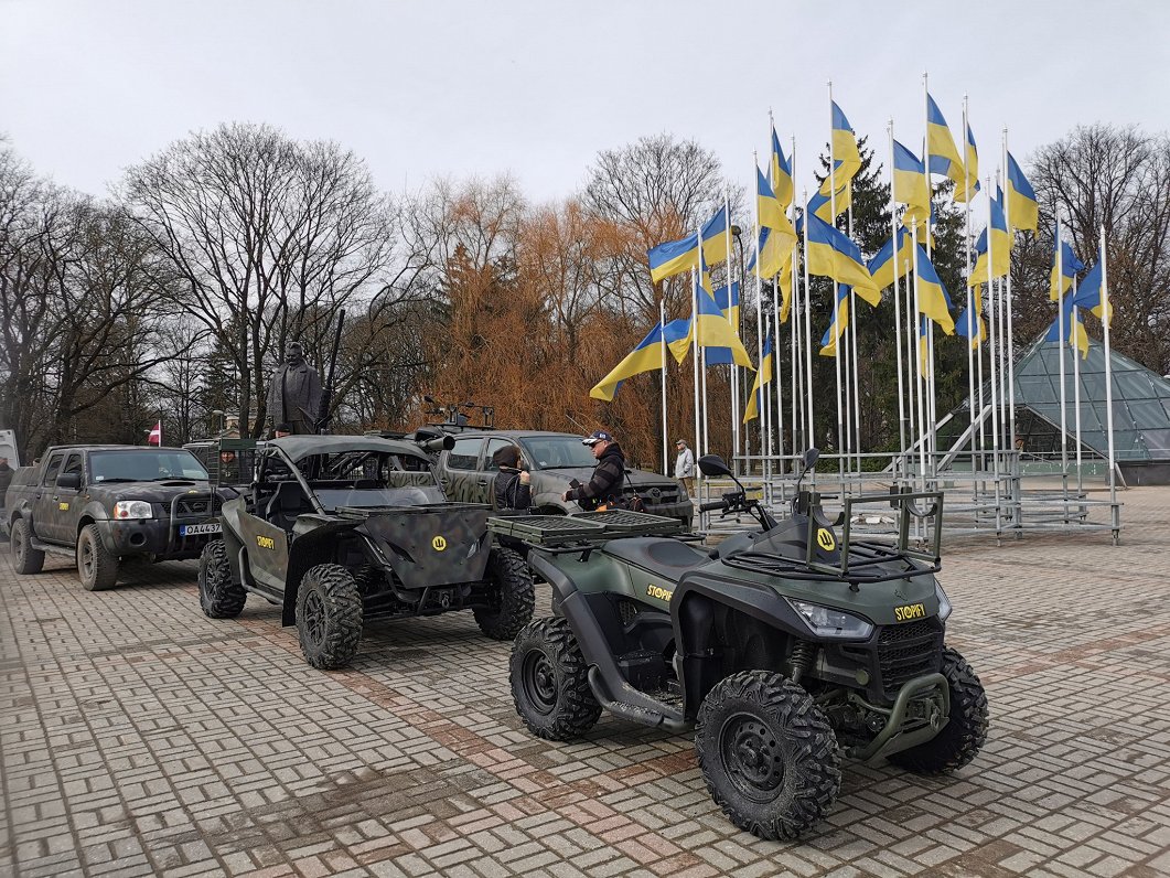 Humānais konvojs Ukrainai pie Kongresu nama