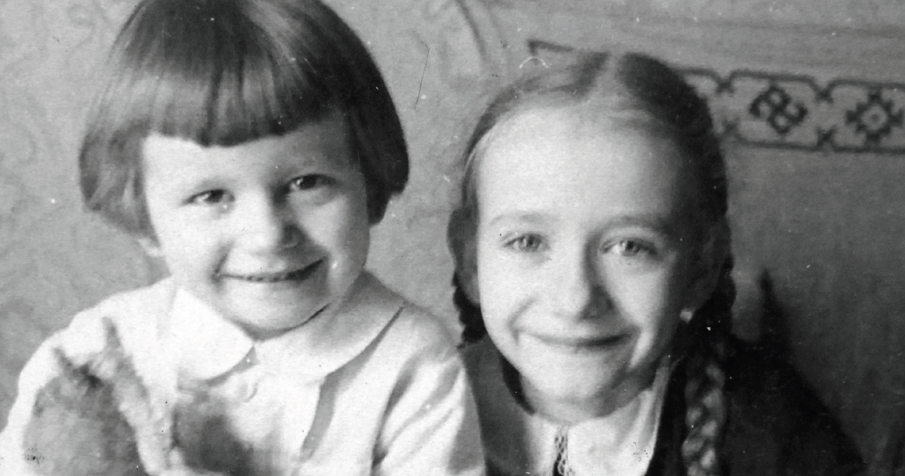 Juris Krustāns ar Bērīti un māsa Maija Latvijā 1943. gadā.