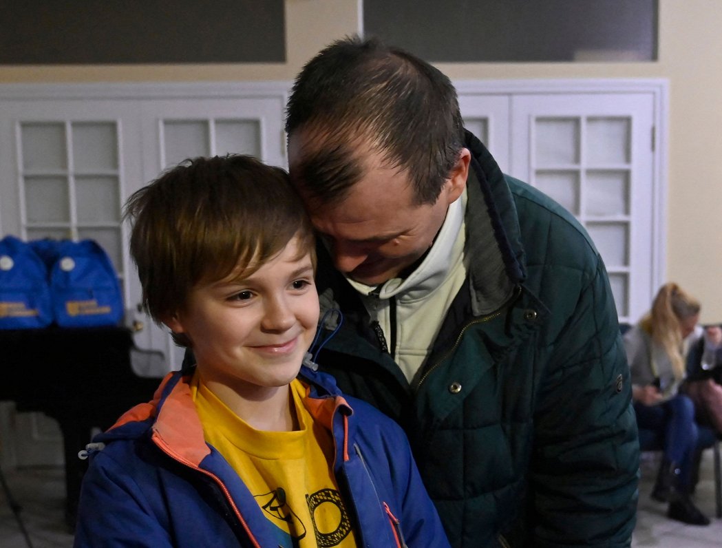Ukrainas iedzīvotājs Deniss Zaporožčenko ar desmit gadu veco dēlu, kuru izdevies atgūt no Krievijas