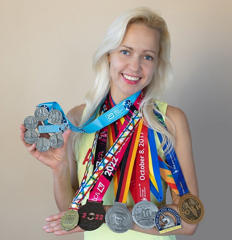 Anda Valtere ar sešu lielāko maratonu piemiņas medaļām